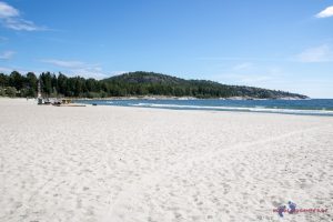 Sandstrand und Schären in Smitingen