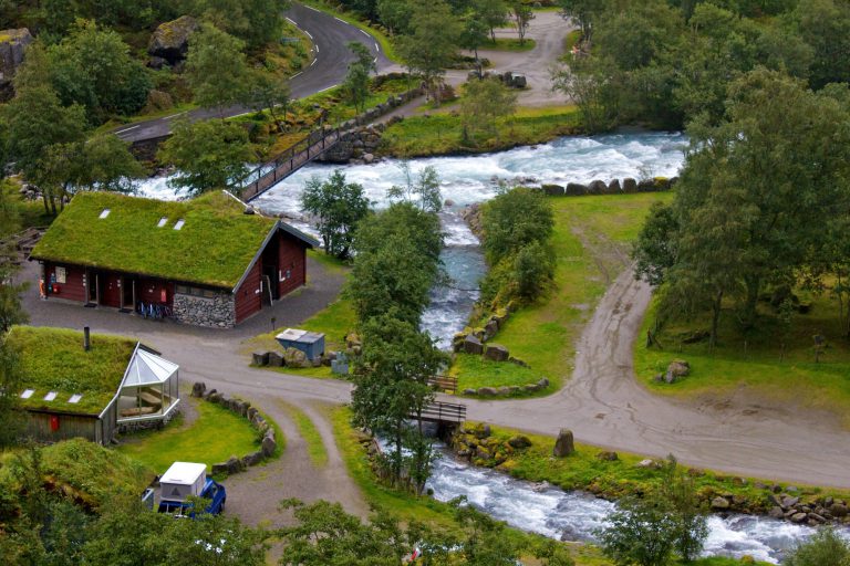 Mehr über den Artikel erfahren Camping Melkevoll Bretun – Rauschende Wasser am Briksdalsbreen