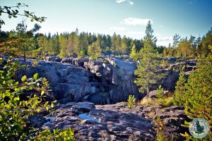 Zunächst geht es über Stock und Stein zum Wasser