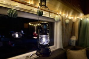 Mehr über den Artikel erfahren Gemütliches Licht unterwegs – Feuerhand und Sunnyside Lampen im Camper-Alltag