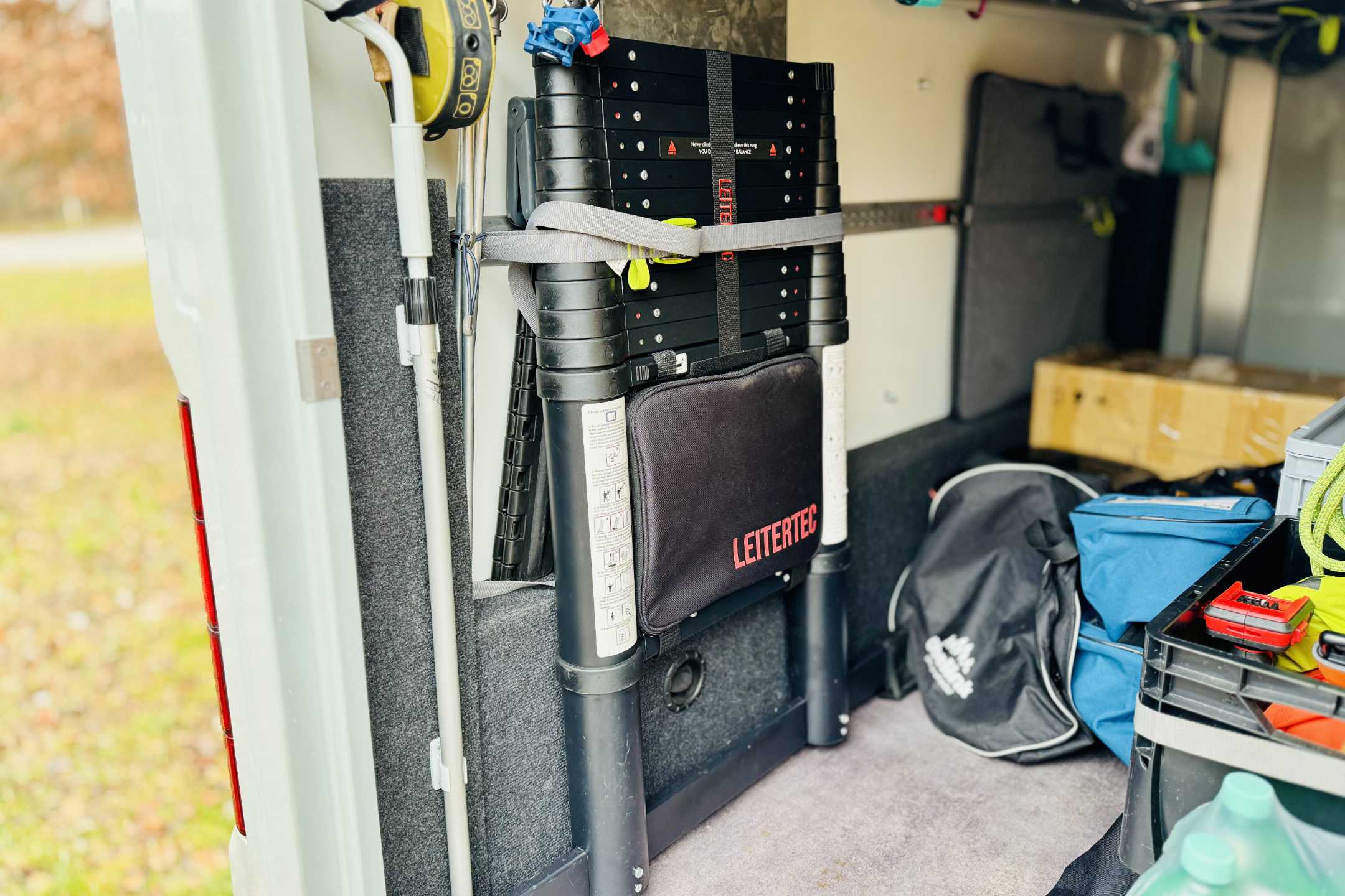 Mehr über den Artikel erfahren Leitertec Teleskopleiter für Camper: Stabil, lackschonend & kompakt