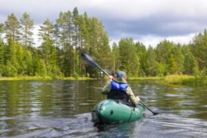 Mehr über den Artikel erfahren Packraft Ausrüstung – Was muss mit in den hohen Norden?