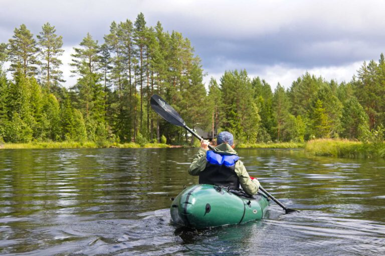 Mehr über den Artikel erfahren Packraft Ausrüstung – Was muss mit in den hohen Norden?