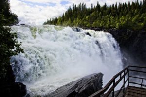Mehr über den Artikel erfahren Tännforsen im Wohnmobil – Schwedens größten Wasserfall hautnah erleben