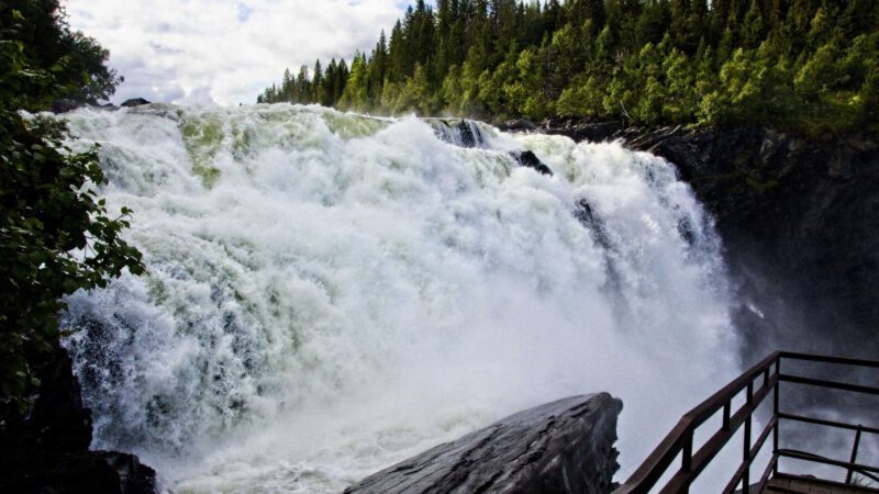Tännforsen in Schweden: Unser Besuch am Wasserfall
