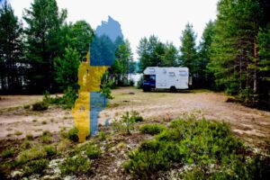 Mehr über den Artikel erfahren Freistehen mit Wohnwagen, Wohnmobil & Camper Van in Schweden – rechtliche Regeln im Detail