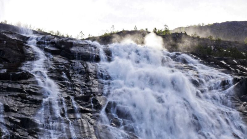 Langfoss in Norwegen: Wasserfall direkt am Åkrafjord