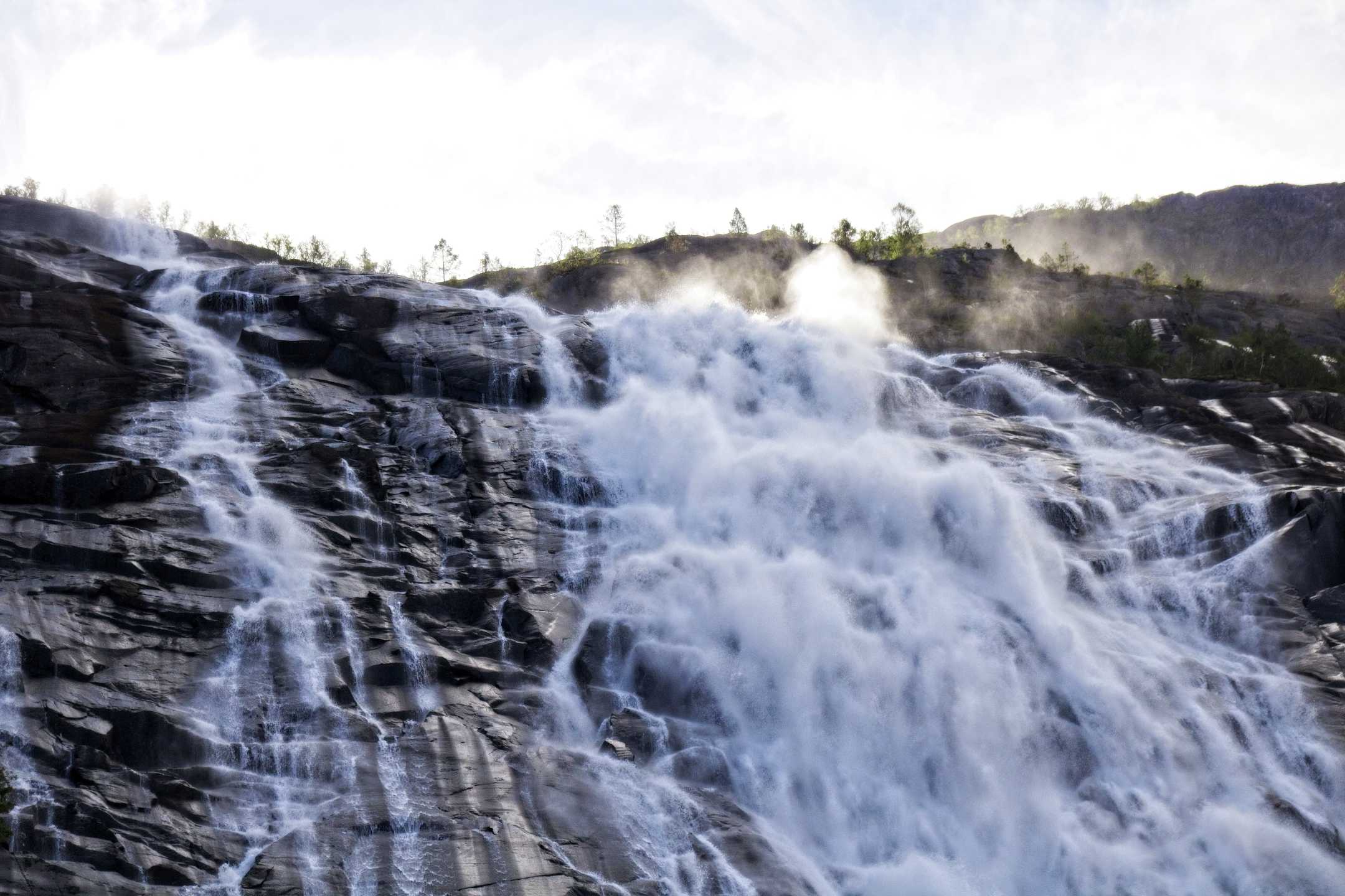 Du betrachtest gerade Langfoss in Norwegen: Wasserfall direkt am Åkrafjord