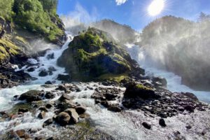 Mehr über den Artikel erfahren Låtefoss in Norwegen: Zwillingswasserfall bei Odda