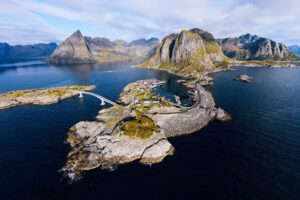 Mehr über den Artikel erfahren Verkehrsregeln in Skandinavien: Was in Norwegen, Schweden & Finnland anders ist