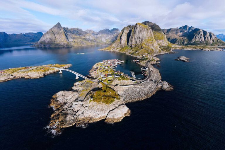 Mehr über den Artikel erfahren Verkehrsregeln in Skandinavien: Was in Norwegen, Schweden & Finnland anders ist