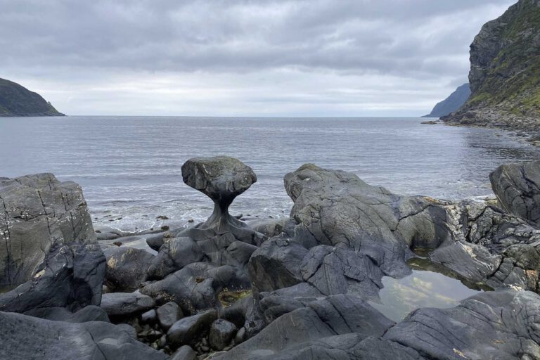 Mehr über den Artikel erfahren Kannesteinen bei Måløy: Der außergewöhnliche Felsen an Norwegens Küste