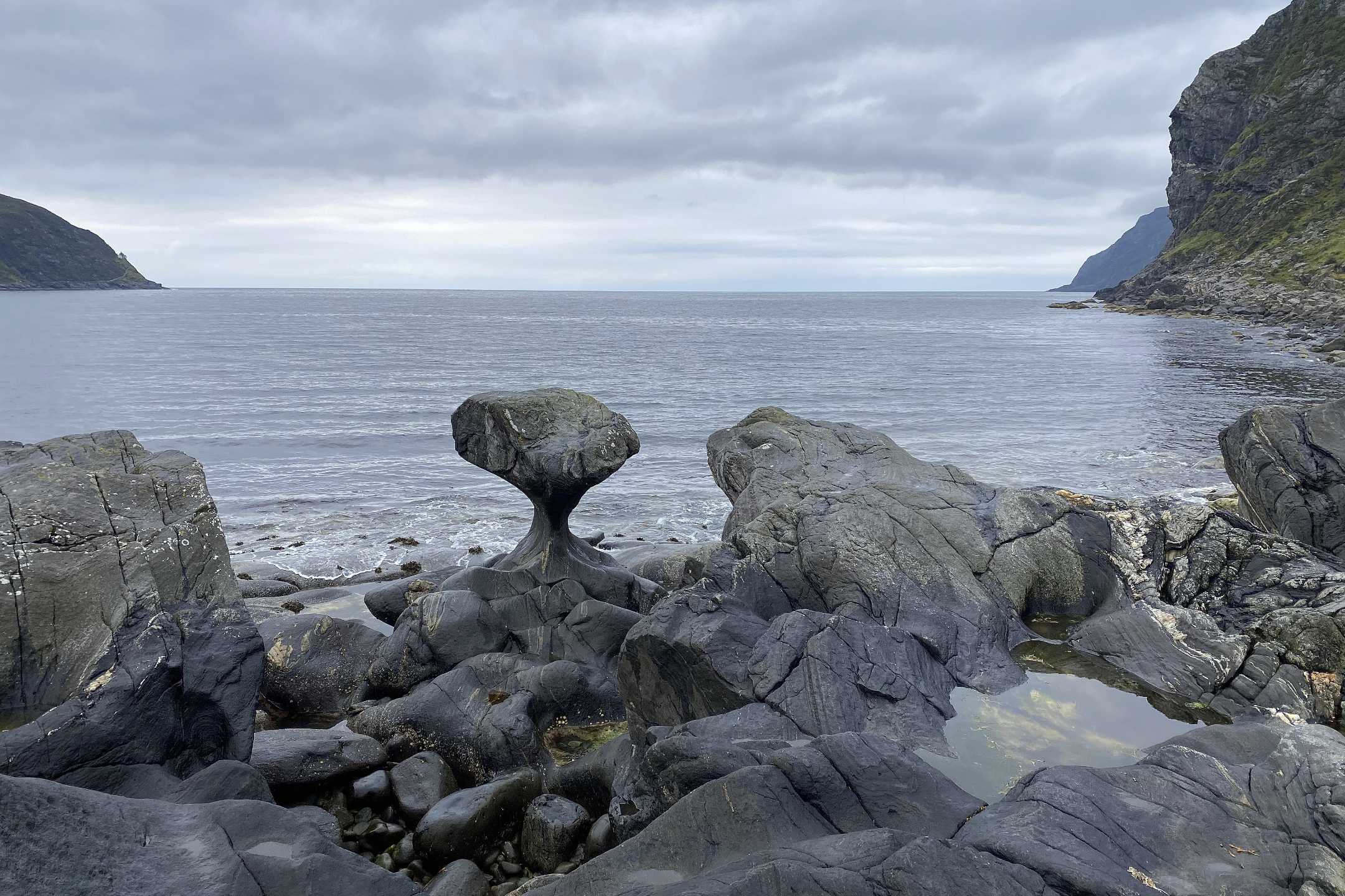 Du betrachtest gerade Kannesteinen bei Måløy: Der außergewöhnliche Felsen an Norwegens Küste