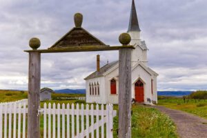 Mehr über den Artikel erfahren Nesseby Kirche am Varangerfjord: Kleiner Stopp mit großer Kulisse