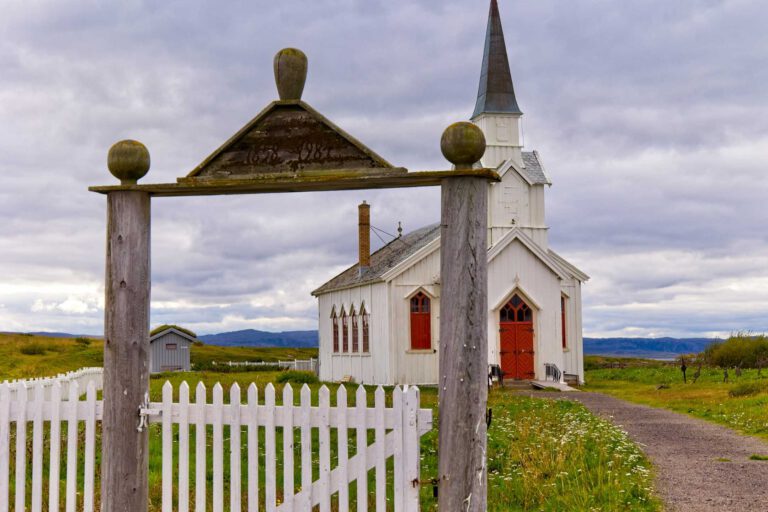 Mehr über den Artikel erfahren Nesseby Kirche am Varangerfjord: Kleiner Stopp mit großer Kulisse