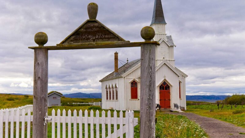 Nesseby Kirche am Varangerfjord: Kleiner Stopp mit großer Kulisse