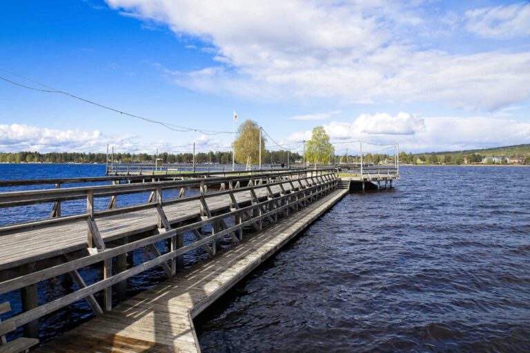Mehr über den Artikel erfahren Rättvik am Siljansee: Camping, Långbryggan & unsere Tipps