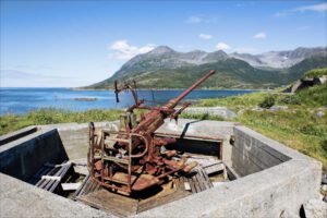 Mehr über den Artikel erfahren Skrolsvik Fort auf Senja: Küstenbatterie aus dem Zweiten Weltkrieg