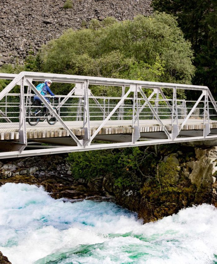 Nach der Alm überqueren wir den Fluss