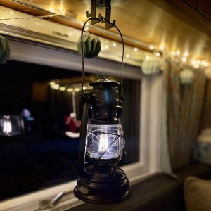 Gemütliches Licht unterwegs – Feuerhand und Sunnyside Lampen im Camper-Alltag