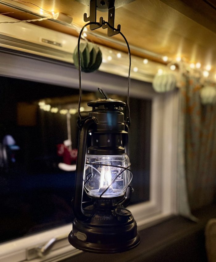 Gemütliches Licht unterwegs – Feuerhand und Sunnyside Lampen im Camper-Alltag