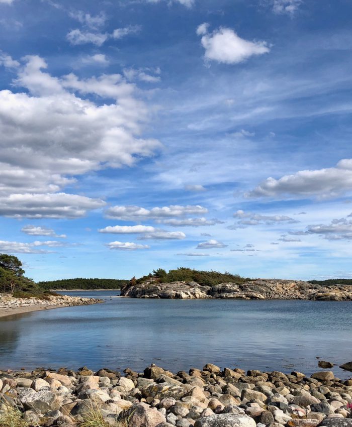 Auch am steinigen Strand kann man sehr gut baden.